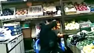 نيك في البقالة: شاب حيحان يأخذ عشيقته من الخلف