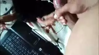 فتاة ساخنة تمص قضيبًا ثم تأخذه بقوة في مؤخرتها
