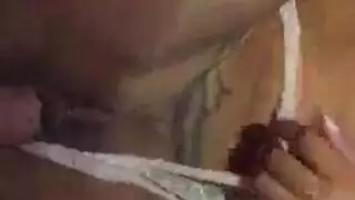 ترفع ساقيها له كي يمتعها بالنيك يخدعها ويدخله في مؤخرتها
