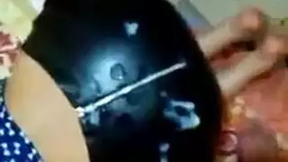 قذف بقوة لمؤخرتها الكبيرة المدورة بالجلد الضيق