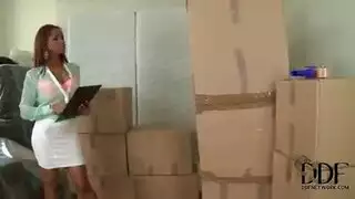لا تستطيع مقاومة مص القضيب الذي ظهر بينما تعبث بمهبلها