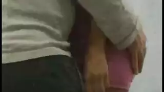 جماع في مقعد الحافلة: مداعبة شرجية وانفجار منوي