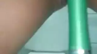 حركة منفردة إباحية: فرشاة تخترق كسها الرطب حتى النشوة