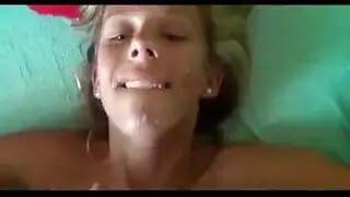 زوجة ممشوقة بصدر كبير تئن بينما يملأ زوجها كسها بالسائل المنوي