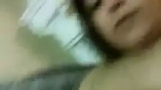 استمناء وقح بقضيب صناعي نباتي ينتهي بمص مليء بالعصارة