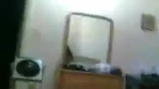 زوجة متعطشة تبلع قضيباً وتداعب بظرها أنات صريحة