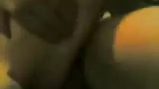 سكس عربي منزلي قبلات ساخنة ملتهب ورضاعة للبزاز الجامدة ونيك قوي يجعلها تصرخ