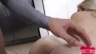 كشف فرج عاري يؤدي إلى جنس شقيق عنيف