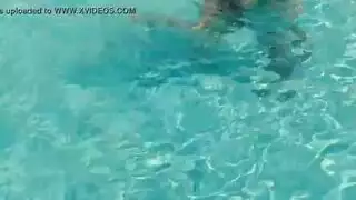 مبلولة وجنونية: ذروة المايوه من المسبح