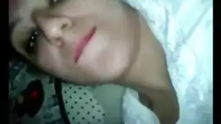 مقطع إباحي: فتاة مغربية مثارة تئن وهي تلمس نفسها