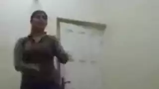 رقاصة مصرية تجعله يقذف على الفور بحركاتها المثيرة