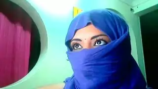 العربية: فتاة محجبة تعصر حلماتها السمراء وتمص حليبها بنفسها