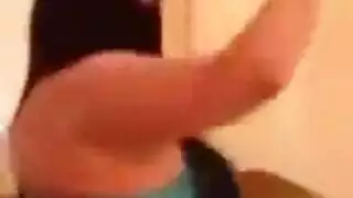 عربية مثيرة في حجاب تهدّئ فرجها المشدود أمام الكاميرا