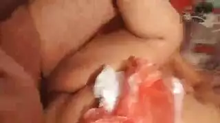 نكاح لا يشبع: زبه الغليظ ودمية يسيطران على كسها الضيق