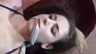 لارا كروفت الشابة تتعمق في مص القضيب حتى يفيض فمها بالسائل المنوي الساخن