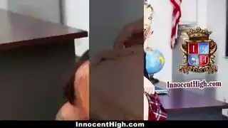 تلميذة المفضلة تحصل على أعلى الدرجات بممارسة جنس قوي في الفصل