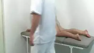 طبيب مثار يجس طيزها الكبيرة في مشهد إباحي وقوف
