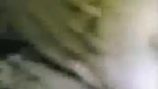 نيك جماعي إباحي: شرموطة تنيك نيكاً مزدوجاً أثناء حديثها القذر