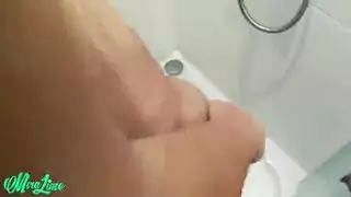 حورية مراهقة وأم كبيرة المؤخرة تشاركان قضيبًا في الحمام