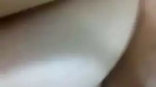 فتاة خليجية تقطر شوقًا تتوسل للضربات الجنسية القوية في مهبلها الضيق
