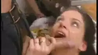 مطبخ مليء بالكريمة: زوجي ساخن يدك مؤخرتي الكبيرة من الخلف