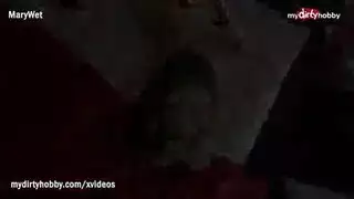 فتاة نحيفة مثيرة تمص زب قوي وتتضرب بمني على الأرداف