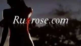 أم شقراء ساخنة تحب أكل الفرج العميق والأنين العالي في هذا المشهد الجنسي الحار