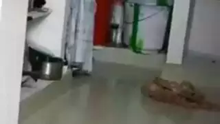 مع أختي و أمي و خالتي فوق السرير