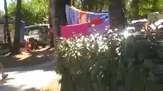 إباحة كاميرا خفية: زوجة مستثيرة جنسياً تكشف كسها علناً