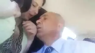 مشاهد xxx في السيارة: الزوج يلتهم بزازها وحلماتها