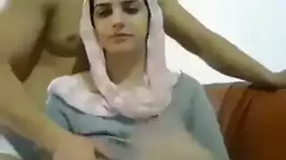 عربية مثيرة محجبة تثير بشفتيها المهبلية قبل جماع عنيف جماعي