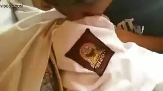 فيلم إباحي قوي مسرب: مص ثدي وقضيب في السيارة مع زوجين متزوجين