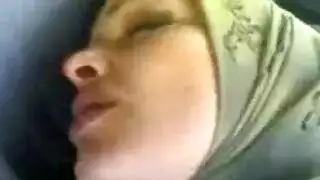 عاهرة محجبة تمارس جنسًا خشنًا في السيارة مع شابين عربيين