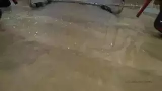 وحيدة في المنزل ومثارة: استمناء صريح مع نشوة مصحوبة بصياح