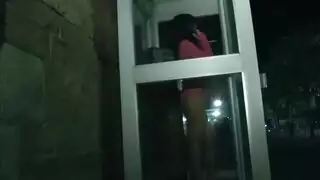وقعت في حب حلمتيها المستديرتين الكبيرتين وكسها الصغير في هذا المقطع الإباحي