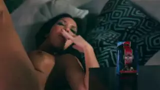 فتاة جميلة تداعب كسها المشتعل