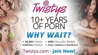 الاختراق العميق بأصابعها يجعلها تندى