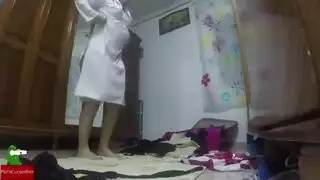 يحلب عليها على التلفون وهي تخلع