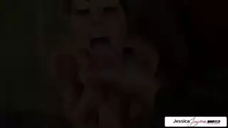لا أستطيع الاكتفاء من مصها الخبير للقضيب