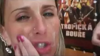 رحلة تسوق تتحول لإكس إكس إكس جماع على البضائع