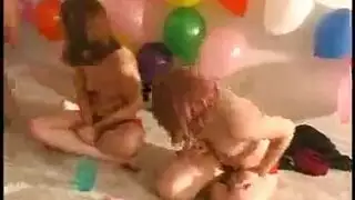 مثليات هواة مبللات تمص قضيباً كبيراً مقابل دفع نقدي