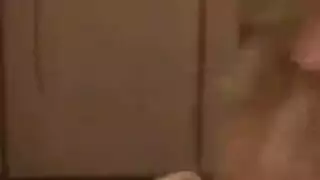 يبول فوقة