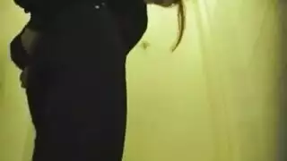 عاهرة ترتدي كلوت تمارس سكس عنيف في مشهد إباحي