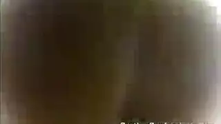 فتحة ضيقة تمزقت مع أدلة دموية