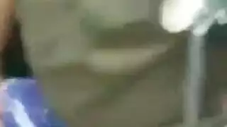 ولد يلزق في طيز