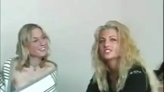 فتاة تشيكية شقراء تسيطر وتركب زبه