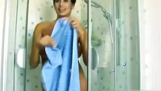 عاهرة خائنة تأخذ القضيب في كل فتحة خلف ظهر صديقته