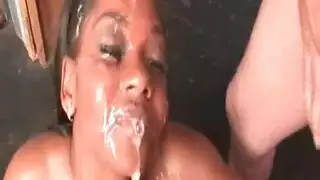 فتاة عربية حارة في علاقة ثلاثية عنيفة