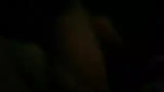 المراهقة المتعثرة مريم كيتا تلعب بفرجها الحليق في السيارة المتوقفة