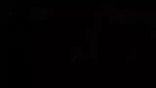 رجل عاري تحصل نساء على مص قضيبه